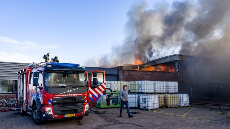 Er komt veel rook vrij bij de brand (foto: Marcel van Dorst/SQ Vision Mediaprodukties).