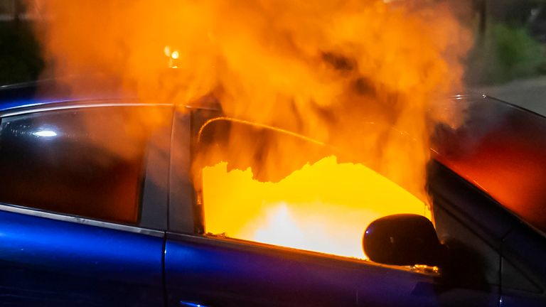 De binnenkant van de auto in Oss werd door de vlammen verwoest (foto: Gabor Heeres/SQ Vision).