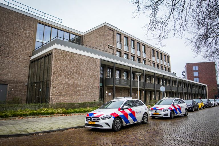 Over wat er precies is gebeurd in het complex aan de Boutenslaan in Eindhoven  laat de politie weten alle scenario's open te houden. (foto: SQ Vision).