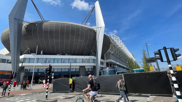 Zwarte hekken voor de vertrekkende bussen en supporters