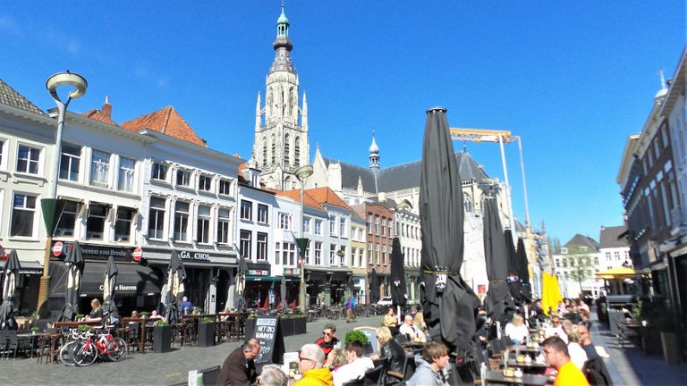 Prima lenteweer om een terrasje te pakken in Breda (foto: Henk Voermans).