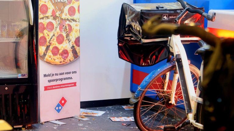 De inbraak bij Domino's Pizza in Empel vond rond een uur 's nachts plaats (foto: Bart Meesters).