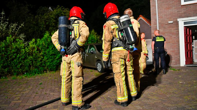 De brand aan de Wolverstraat in Duizel brak rond halfdrie 's nachts uit (foto: Rico VOgels/SQ Vision).