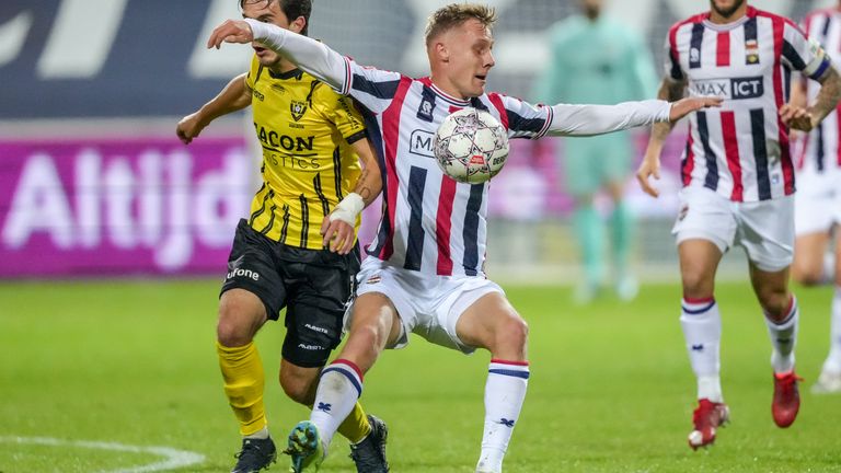 Jesse Bosch van Willem II (r.) wordt onderuit gehaald door Richard Sedlacek (Foto: Orange Pictures)