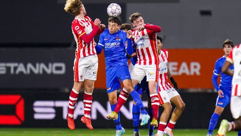 Thomas Beekman en Arthur Allemeersch van TOP Oss in duel met Zico Buurmeester (Jong AZ) – foto: Orange Pictures. 