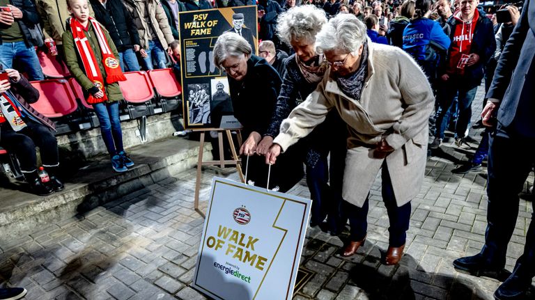 De familie van Kees Rijvers nam de tegel voor de Walk of Fame in ontvangst (Foto: Marcel van Dorst). 