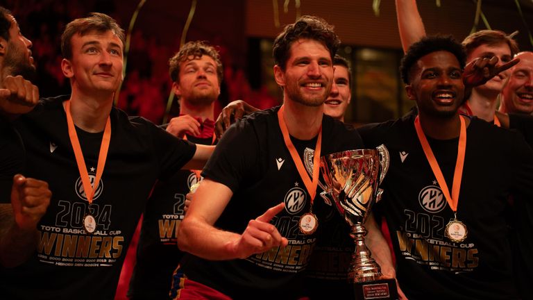 Thomas van der Mars met de beker in zijn handen. (Foto: Festen Fotografie)