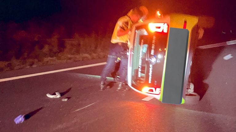 De auto sloeg bij de aanrijding op de A50 om (foto: X/Weginspecteur Robert).