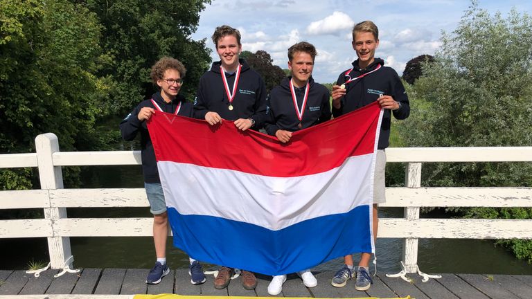 Het Nederlandse team van het WK Aardrijkskunde, met Bob als derde van links (foto: Frans Westerveen)