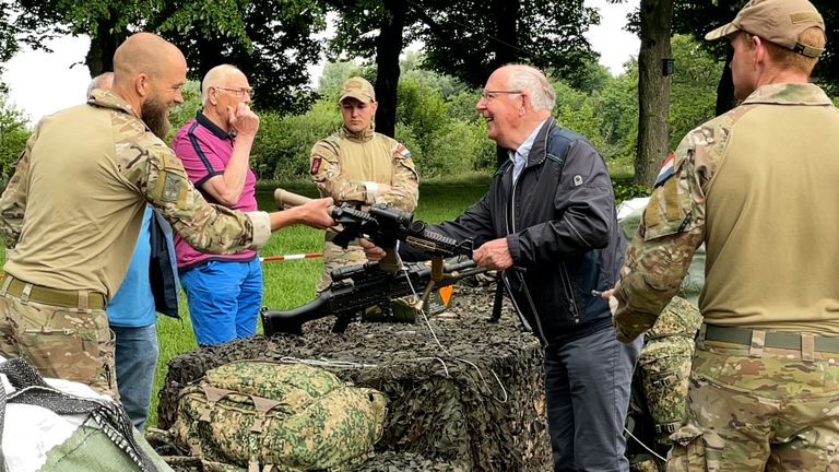 Bosschenaren konden een kijkje nemen bij de verschillende tanks, bevoorradingswagens en wapens (foto: Megan Hanegraaf).