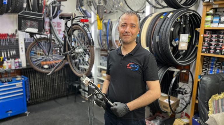 Tamer aan het werk in de fietsenzaak (foto: Rogier van Son).