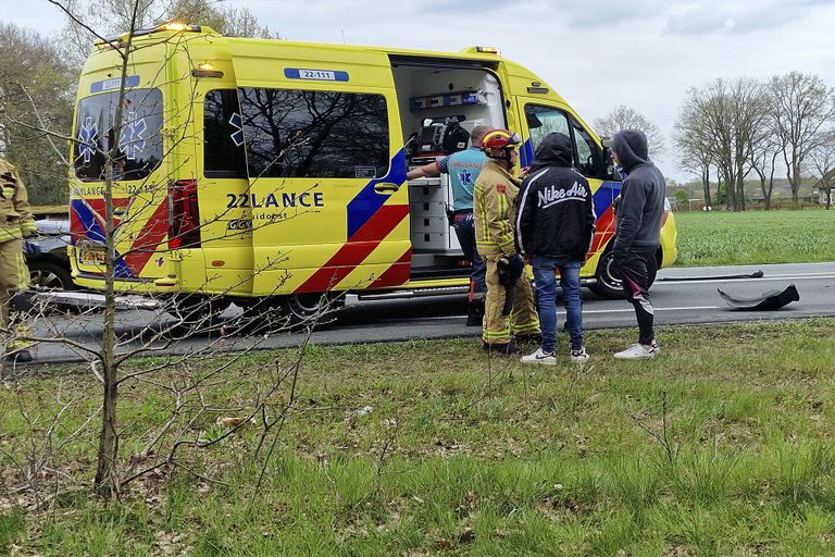 Een aantal inzittenden moest door ambulancepersoneel worden nagekeken (foto: Jozef Bijnen/SQ Vision Mediaprodukties).