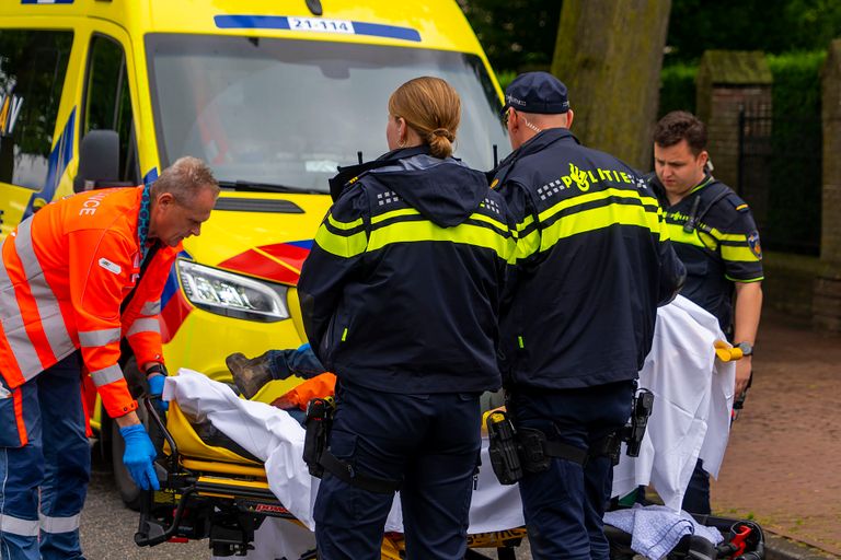 De aangereden fietsster is naar een ziekenhuis gebracht (foto: Gabor Heeres/SQ Vision).