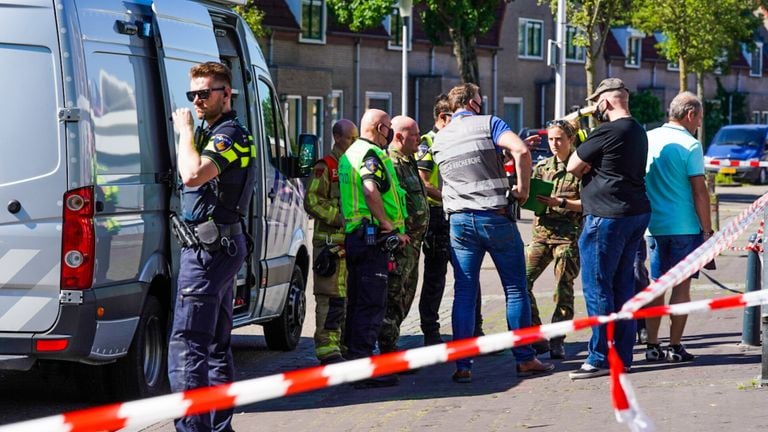 Meerdere hulpverleners werden opgeroepen na de vondst van het verdachte pakketje in Helmond  (foto: Dave Hendriks/SQ Vision).