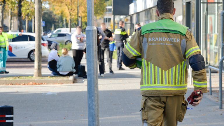 Diverse hulpverleners werden opgeroepen vanwege de stank in winkelcentrum De Burcht in Breda (foto: Perry Roovers/SQ Vision). 