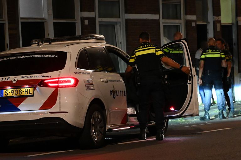 Agenten op de Tramsingel in Breda (foto: Perry Roovers/SQ Vision).