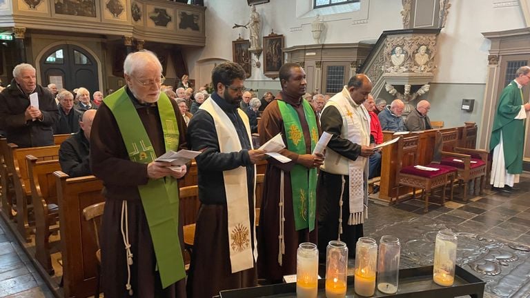 De broeders uit India en Tanzania tijdens de mis (foto: Imke van de Laar).