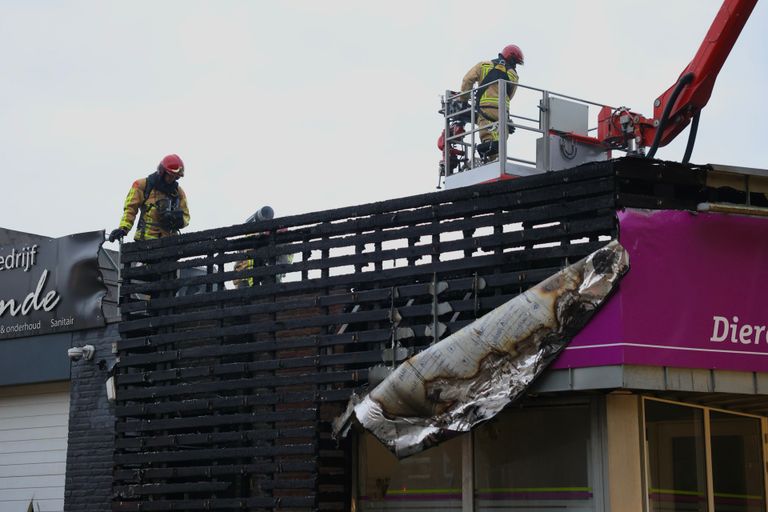 De dierenkliniek liep schade op bij de brand in Best (foto: Sander van Gils/SQ Vision).