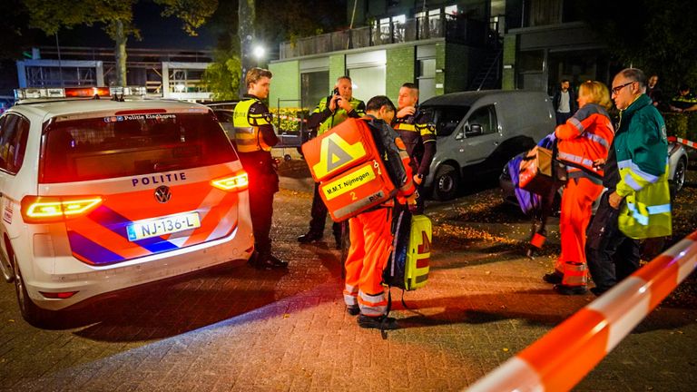 Een deel van de Otterstraat in Eindhoven werd na de aanval op de man afgezet voor onderzoek (foto: Sem van Rijssel/SQ Vision).