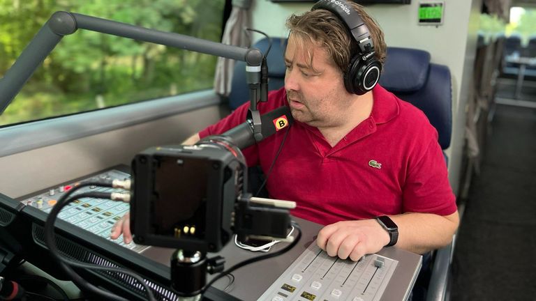 Koen Wijn test de mobiele radiostudio alvast.