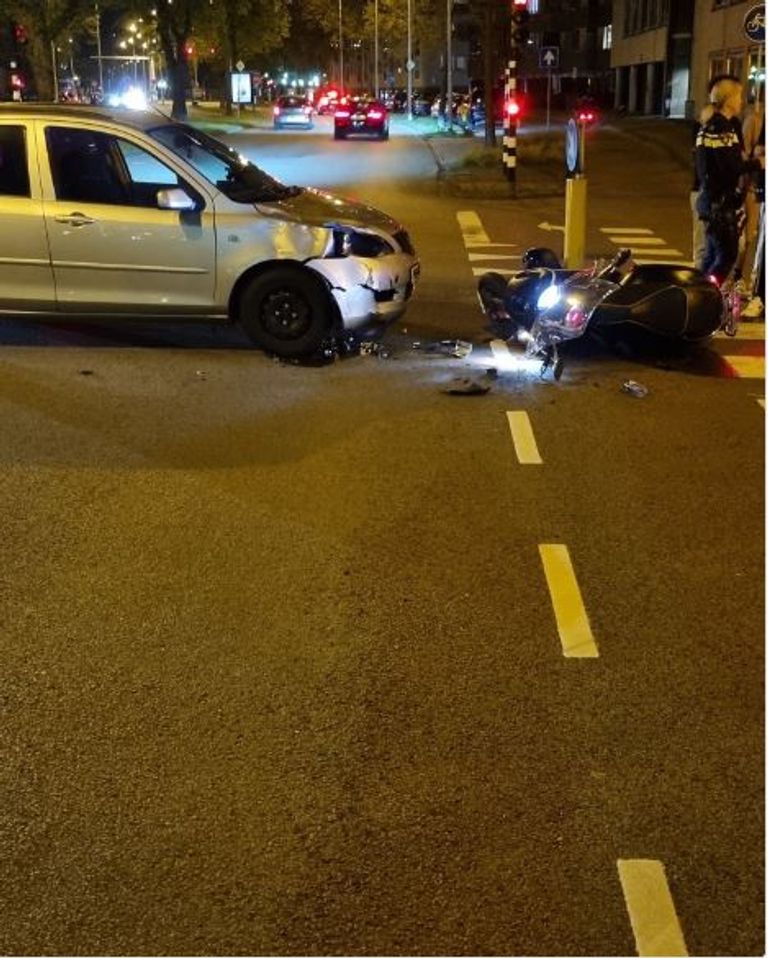 De auto en de motorscooter raakten bij de botsing in Eindhoven zwaar beschadigd (foto: Instagram wijkagenten Achtse Barrier).