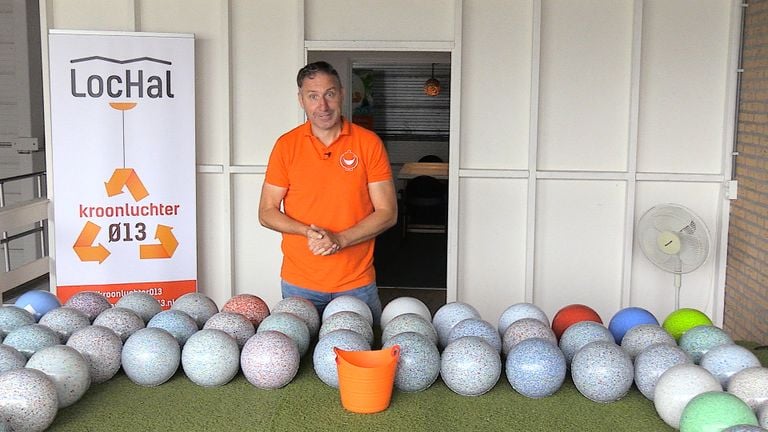 Rolph tussen de plastic bollen voor de kroonluchter in de Lochal. (foto: Tom van den Oetelaar)