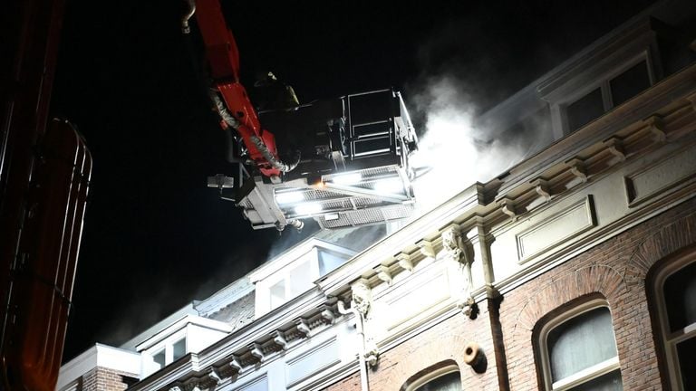 Bij de brand aan de Wilhelminastraat in Breda kwam veel rook vrij (foto: Perry Roovers/SQ Vision).