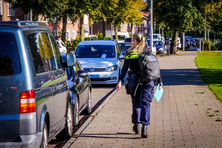 De politie liet brieven achter bij de getroffen auto's waarvan ze de eigenaar niet konden bereiken (foto: SQ Vision).