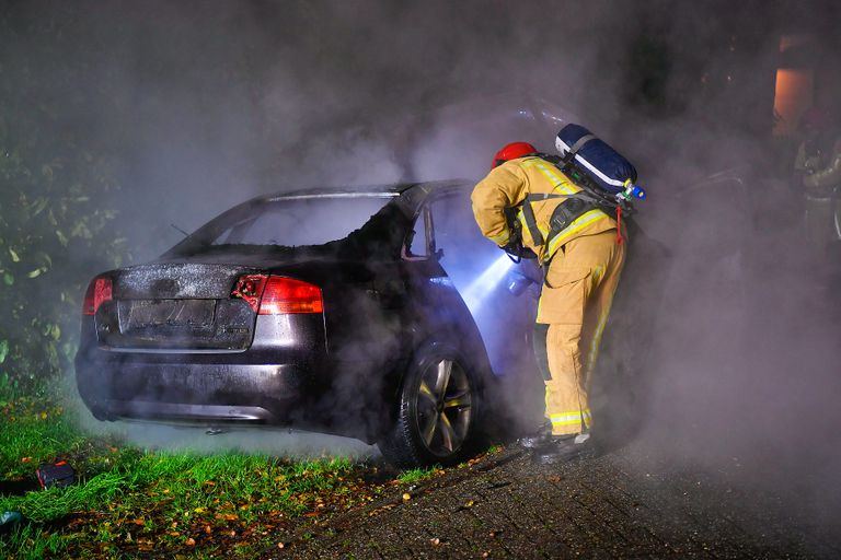 Hoe de autobrand aan het Braambos in Westerhoven kon ontstaan, wordt onderzocht (foto: Rico Vogels/SQ Vision).