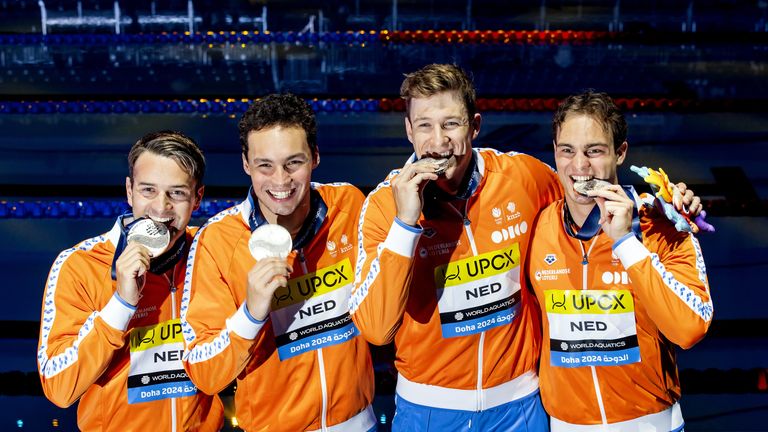 De estafetteploeg die naar de Spelen van Parijs gaat: Stan Pijnenburg (tweede van rechts)