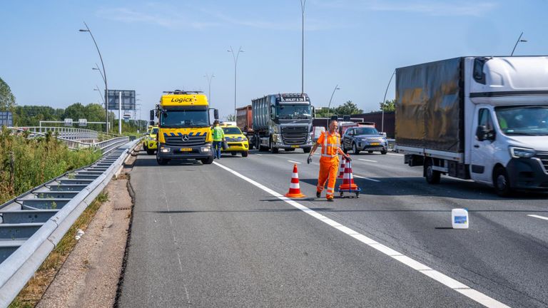 Rijkswaterstaat en een bergingsbedrijf werden ingeschakeld (foto: Dave Hendriks/SQ Vision Mediaprodukties).