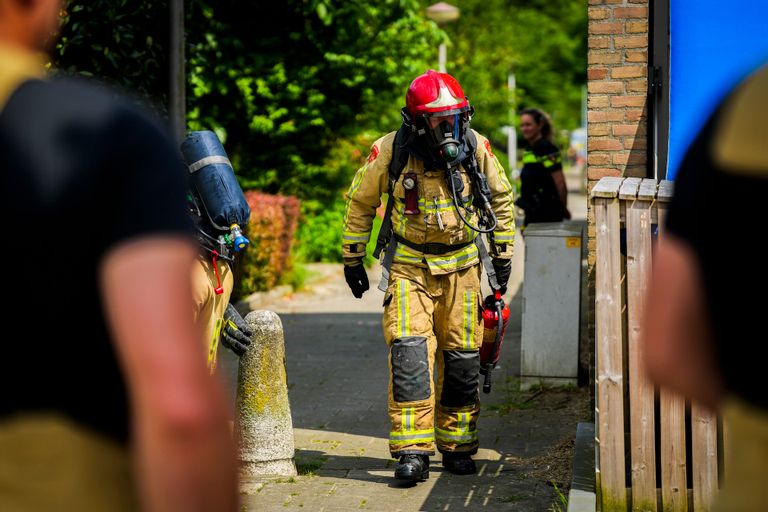 Een van de brandweerlieden in actie (foto: SQ Vision Mediaprodukties).