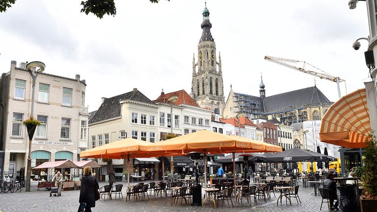 Terrassen versierden woensdag de Grote Markt, zoals we hem kennen. (foto: Erald van der Aa)