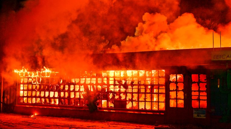 Het horecagebouw op de voormalige camping de Zwarte Bergen ging in vlammen (foto: Rico Vogels / SQ Vision).