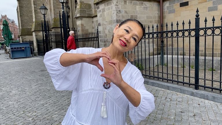 Djubaida Dutrieux, die bijna wekelijks danst aan de voet van de Sint Jan (foto: Jan Peels)