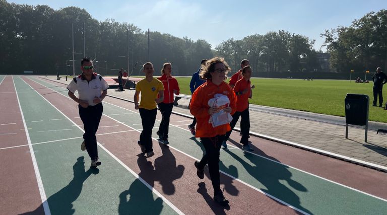 Suzanne en de andere ambassadeurs lopen hun estafette  op de baan van de Bredase atletiekvereniging Sprint. (foto: Omroep Brabant)