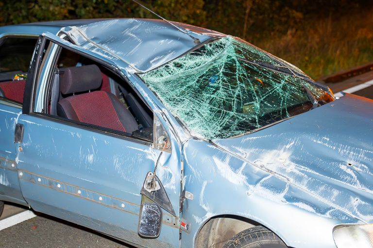 Auto over de kop (foto: Gabor Heeres/SQ Vision).