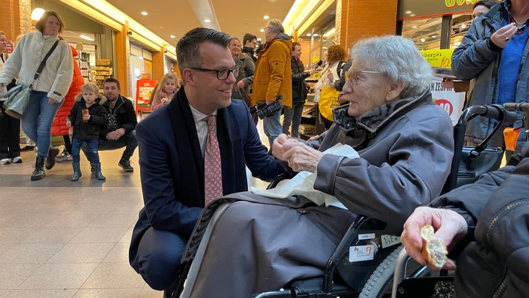 Burgemeester Derk Alssema in gesprek met inwoners van Gilze en Rijen (foto: Omroep Brabant).