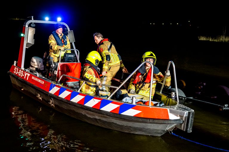 Onder meer met een boot werd naar de man gezocht in het water aan de Zomerdijk in Waalwijk (foto: Marcel van Dorst/SQ Vision).