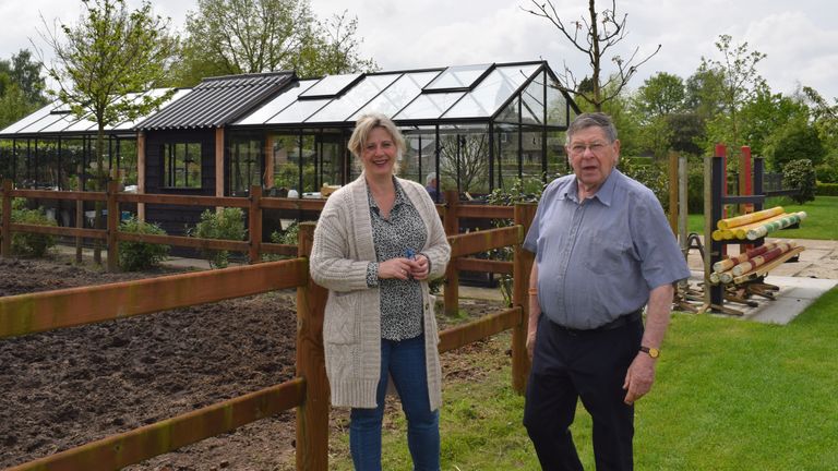 Hellen en Adrie bij de moestuin op de Zorgboerderij (Foto: Hellen Junggeburth).