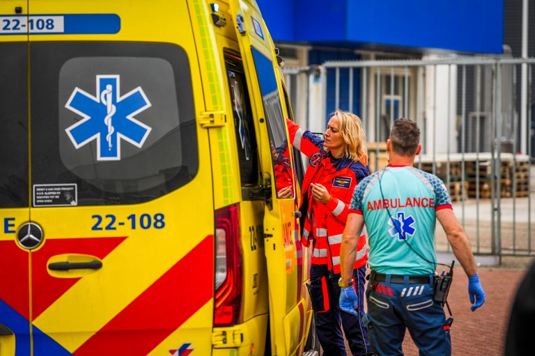 Het slachtoffer is in een ambulance naar het traumacentrum in Tilburg gebracht (foto: SQ Vision).