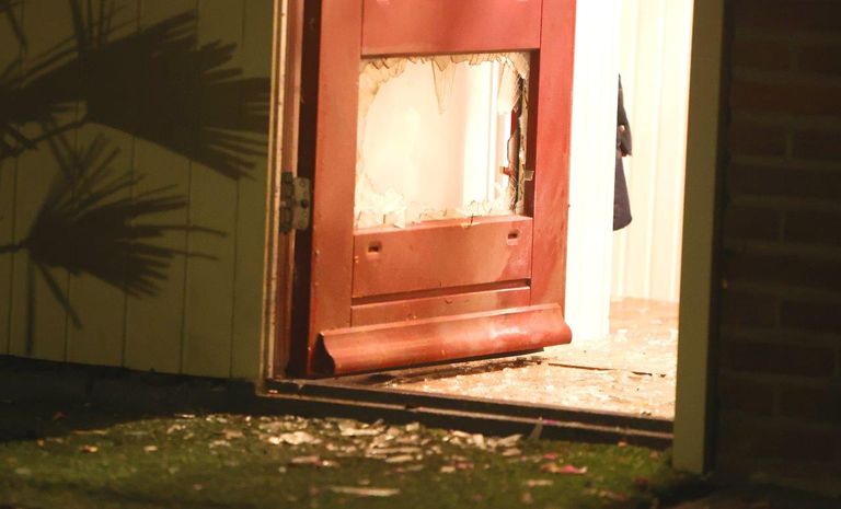 De explosie vond plaats bij de voordeur van het huis aan de Pater Van den Elsenstraat in Geffen (foto: Bart Meesters).