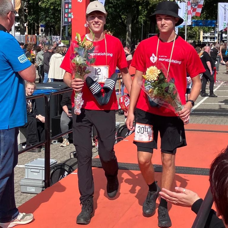 Mathijs en Len over de finish van de 80 van de Langstraat