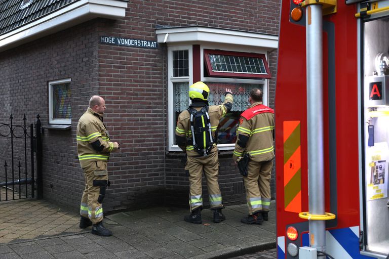 De brand in het huis in Sint-Oedenrode bleek te woeden in een kachelpijp (foto: Sander van Gils/SQ Vision).