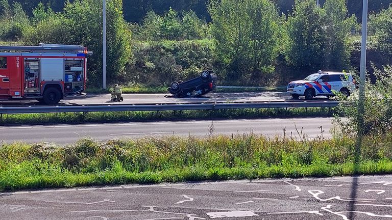 Het ging vrijdagochtend mis op de Midden-Brabantweg bij Kaatsheuvel (foto: Anton van Well).