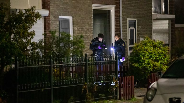 Onderzoek in de Van der Nootlaan in Roosendaal (foto: Christian Traets/SQ Vision).