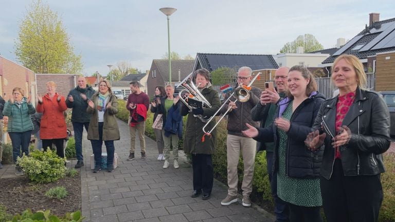 Dirk van Hees werd woensdag al vroeg toegezongen (beeld: Omroep Brabant).