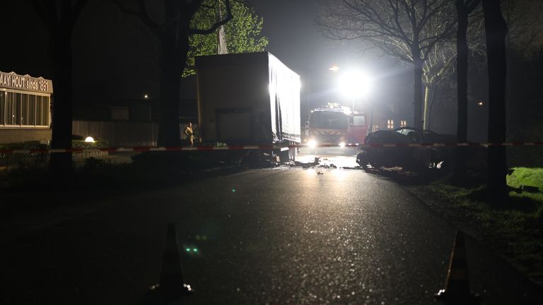 De bestuurder van de bestelbus botste op een vrachtwagentrailer (foto: SQ Vision).