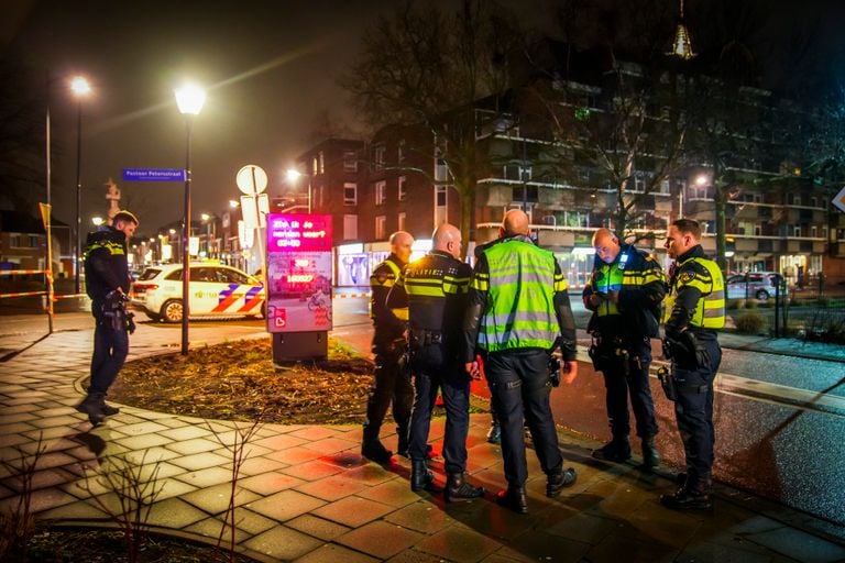 De politie onderzoekt wat er aan de steekpartij voorafging (foto: SQ Vision).