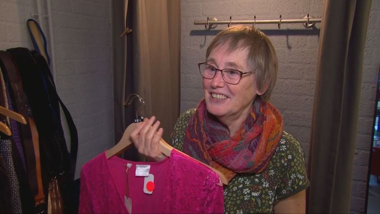 Marianne is heel blij met haar nieuwe, roze aanwinst (beeld: Omroep Brabant).